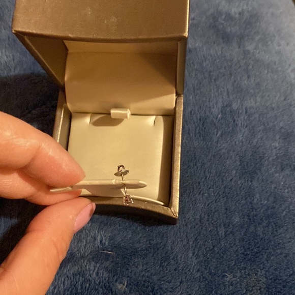 Real diamond stud earring - Picture 2 of 3